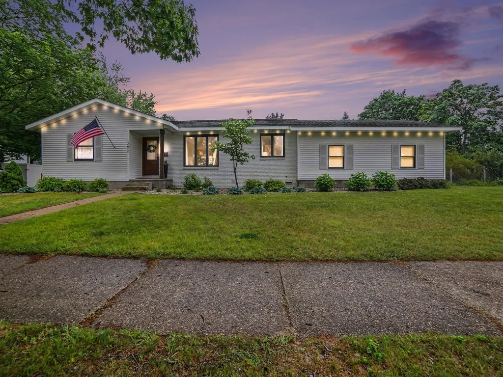 1202 Woodlawn Avenue Grand Haven City MI 49417