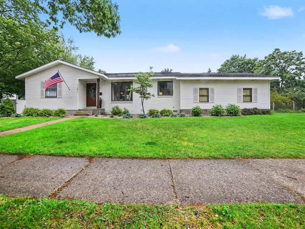 1202 Woodlawn Avenue Grand Haven City MI 49417