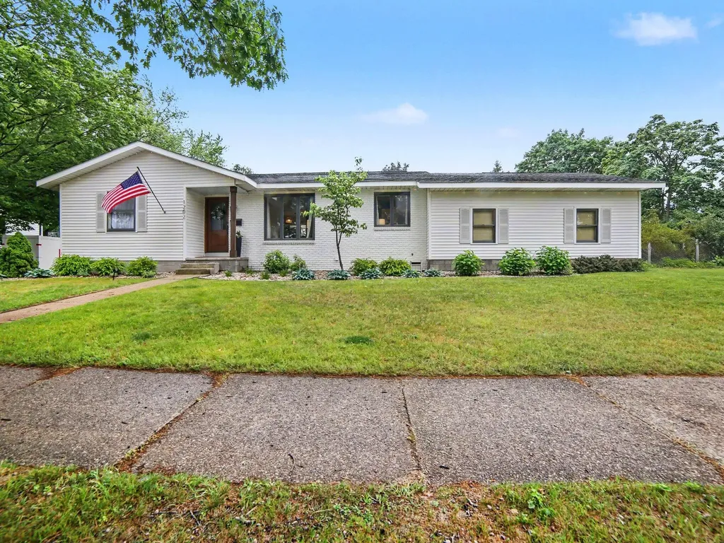 1202 Woodlawn Avenue Grand Haven City MI 49417