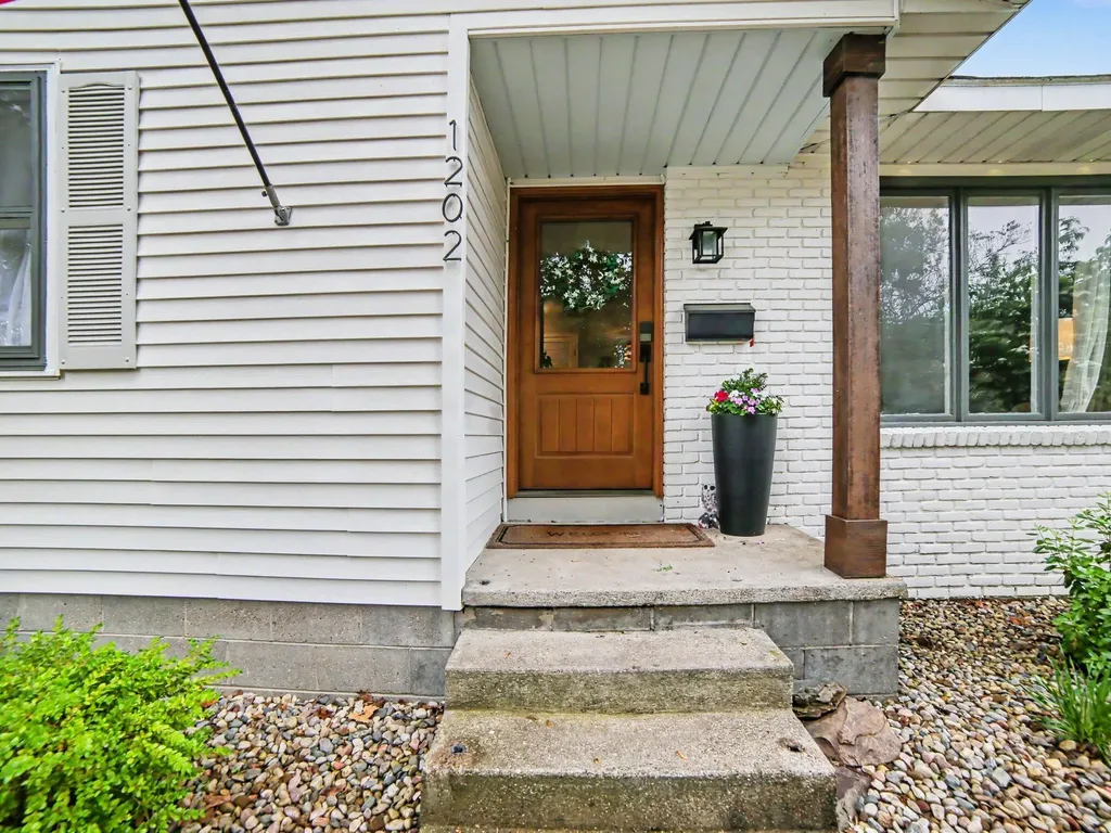 1202 Woodlawn Avenue Grand Haven City MI 49417