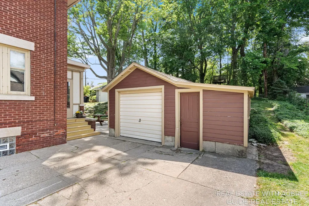 16 E 23rd Street Holland City MI 49423