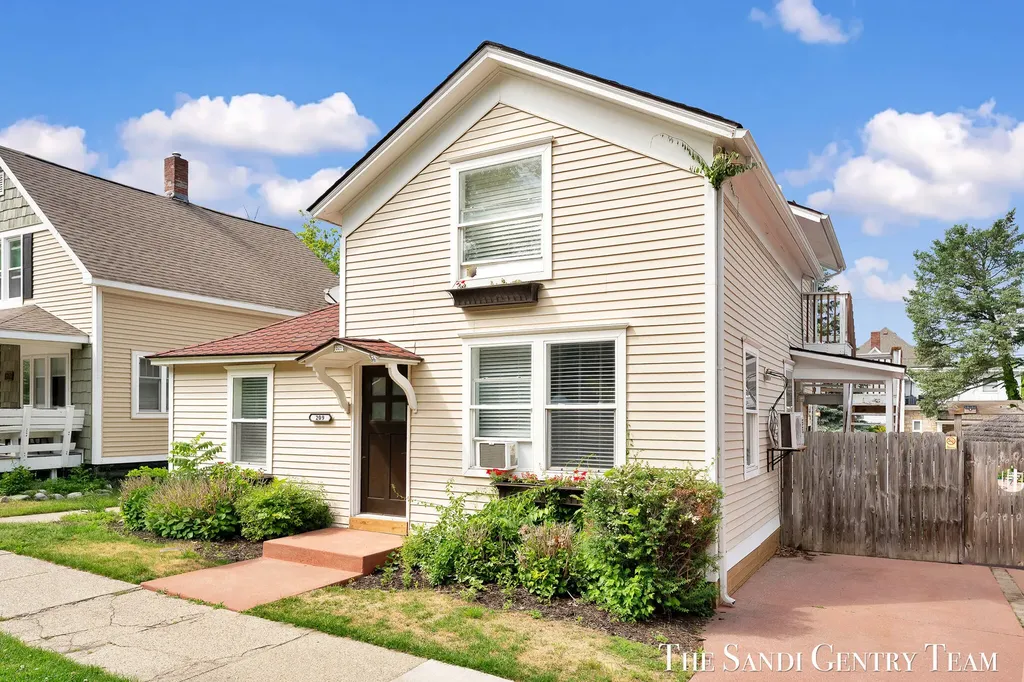 209 Clinton Avenue Grand Haven City MI 49417