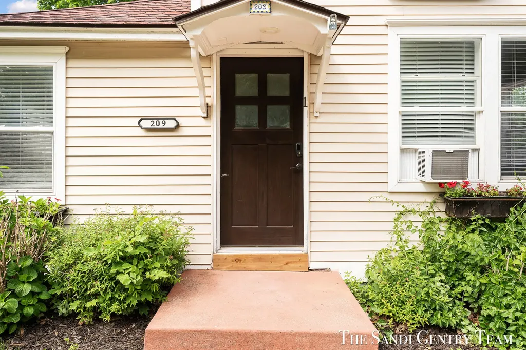209 Clinton Avenue Grand Haven City MI 49417