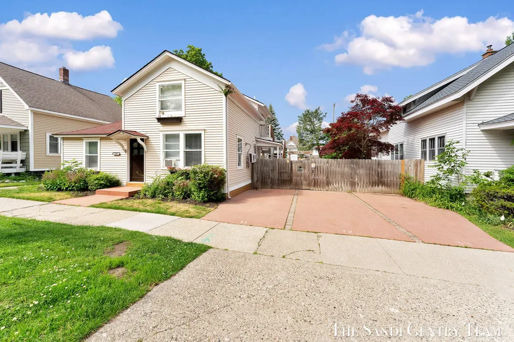 209 Clinton Avenue Grand Haven City MI 49417