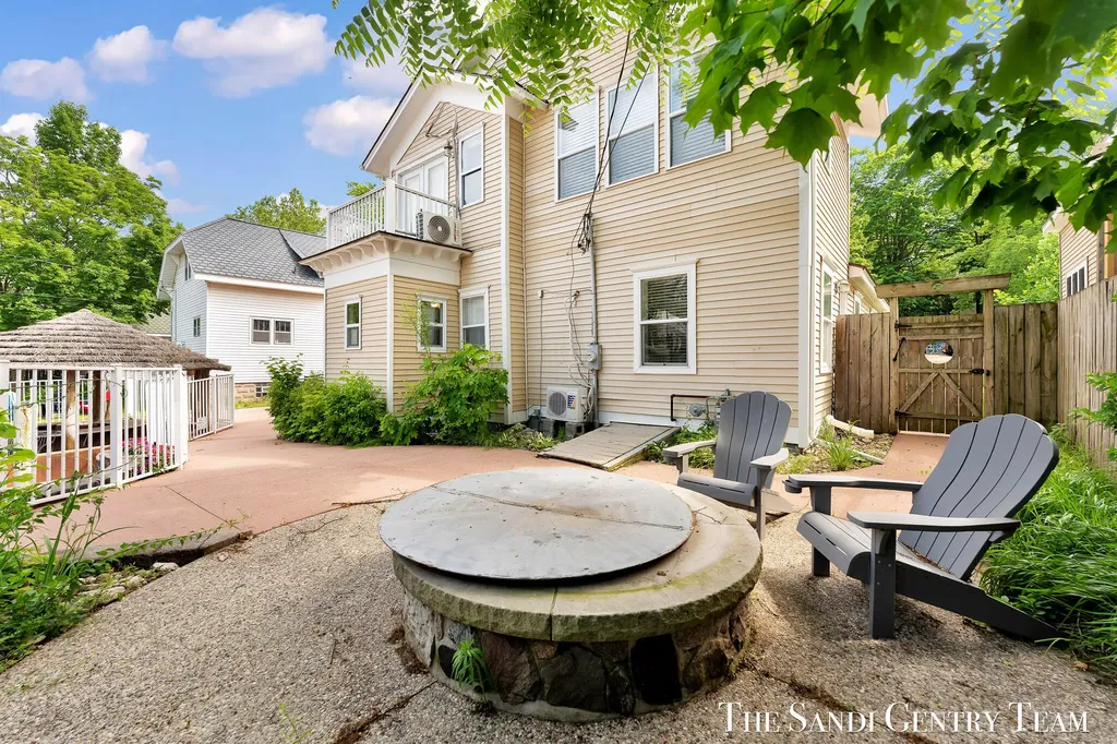 209 Clinton Avenue Grand Haven City MI 49417