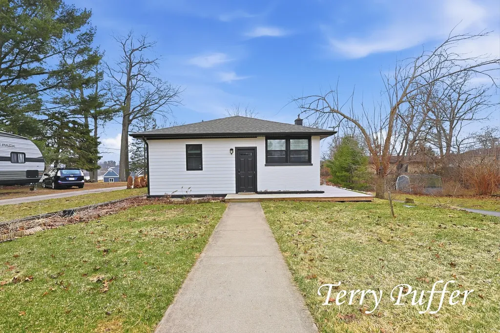 1559 Glenwood Avenue Laketon Township MI 49445