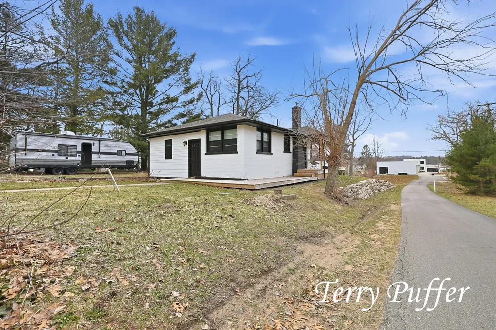 1559 Glenwood Avenue Laketon Township MI 49445