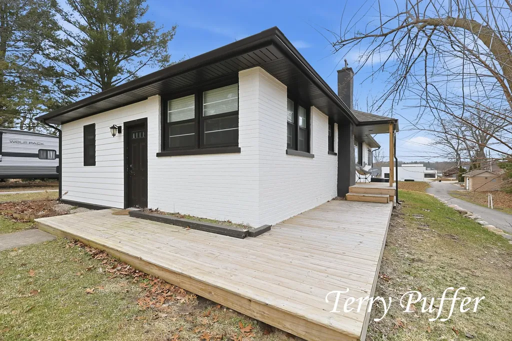 1559 Glenwood Avenue Laketon Township MI 49445