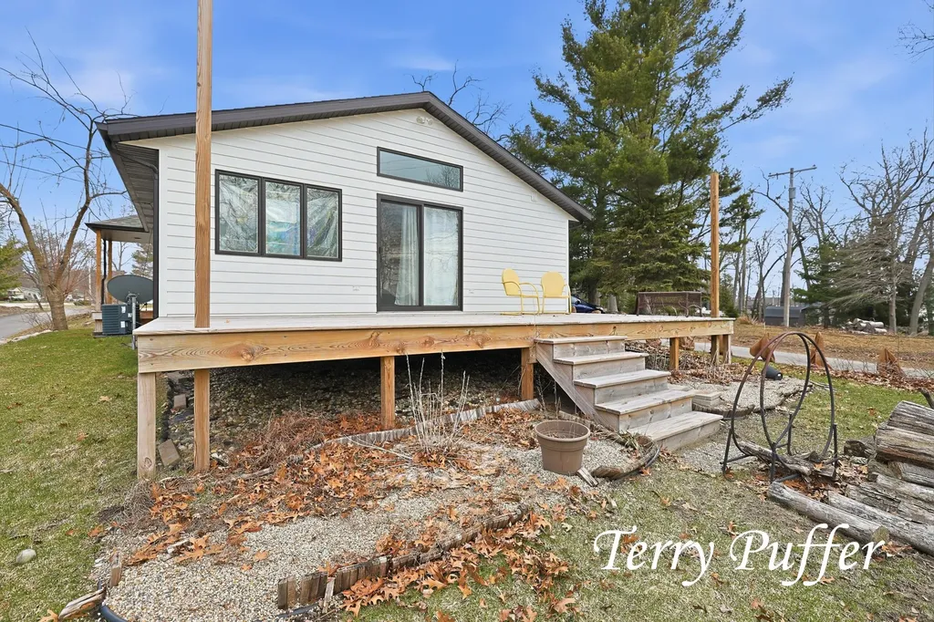 1559 Glenwood Avenue Laketon Township MI 49445
