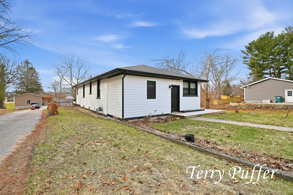 1559 Glenwood Avenue Laketon Township MI 49445
