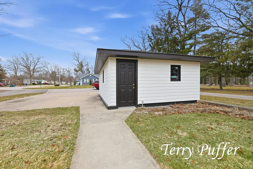 1559 Glenwood Avenue Laketon Township MI 49445