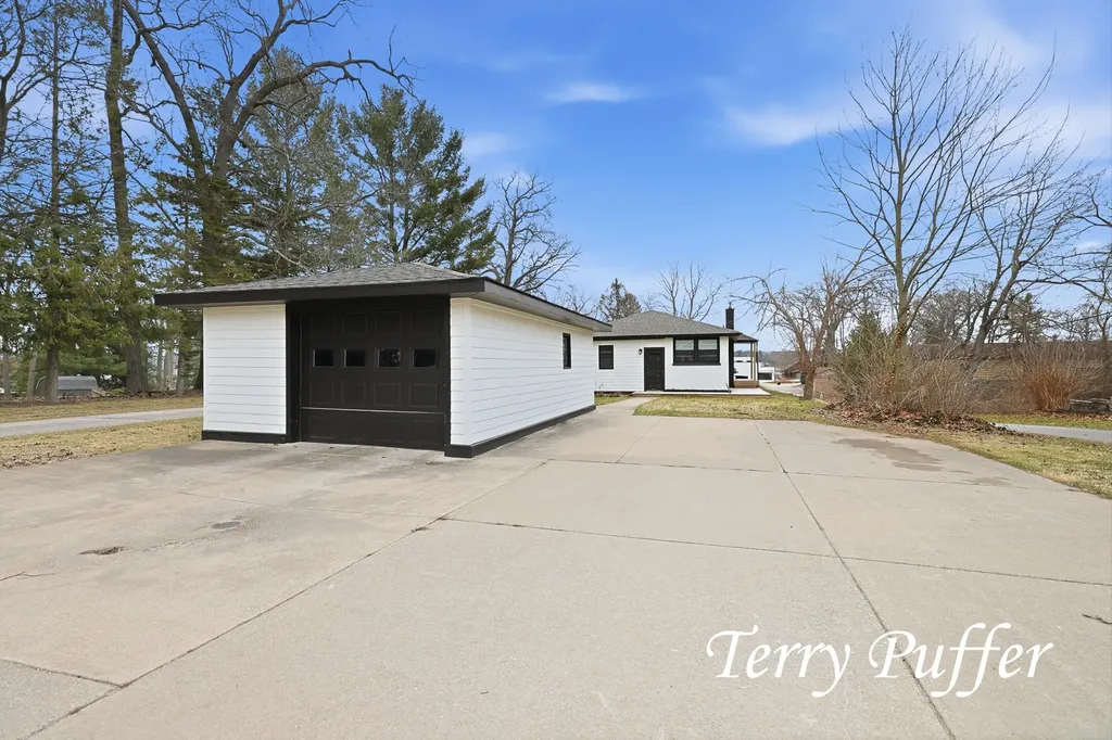 1559 Glenwood Avenue Laketon Township MI 49445