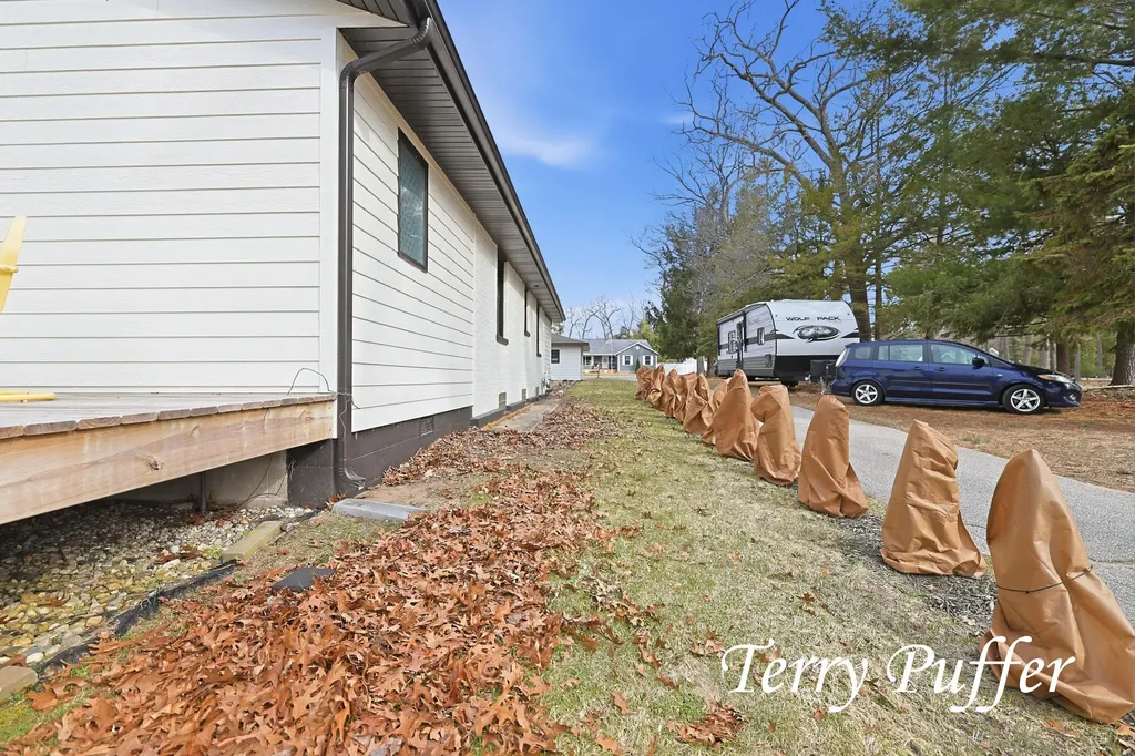 1559 Glenwood Avenue Laketon Township MI 49445