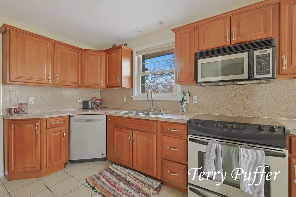 1559 Glenwood Avenue Laketon Township MI 49445