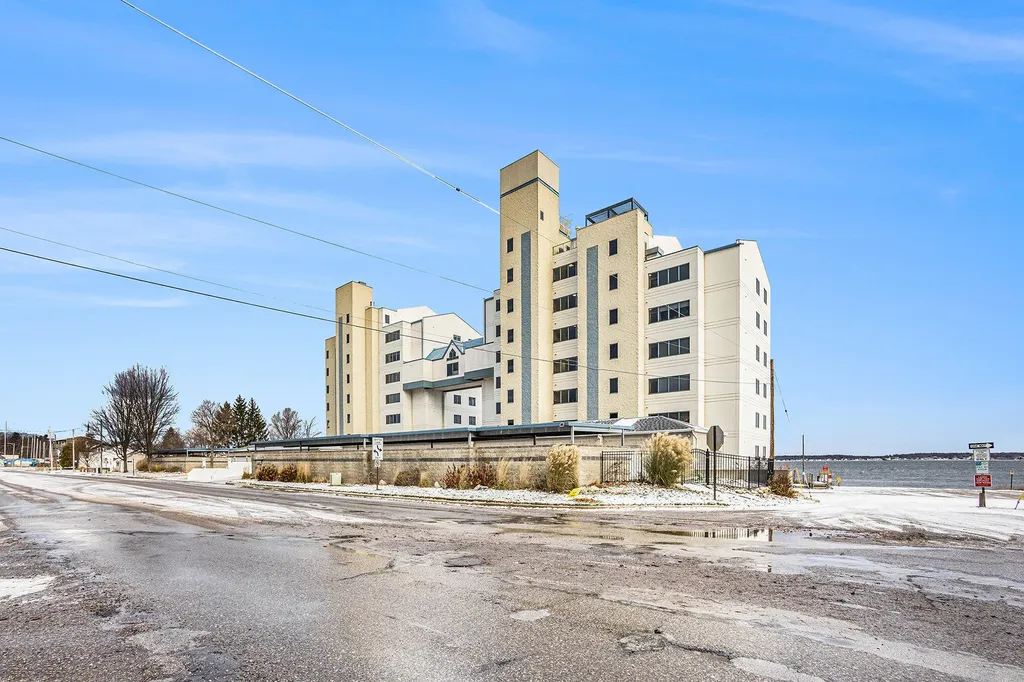 2964 Lakeshore Drive Muskegon City MI 49441