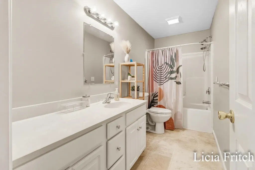 1527 W Addison Way Laketon Township MI 49445