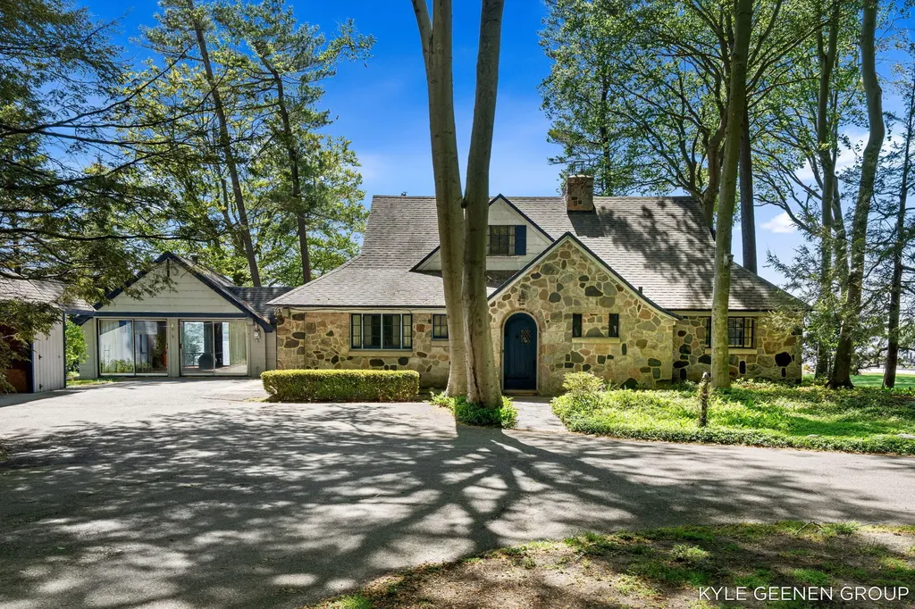 1418 Waukazoo Drive Park Township MI 49424