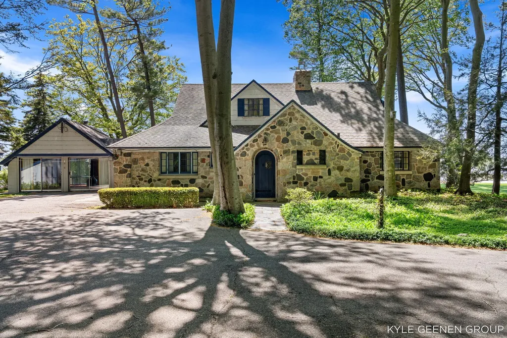 1418 Waukazoo Drive Park Township MI 49424