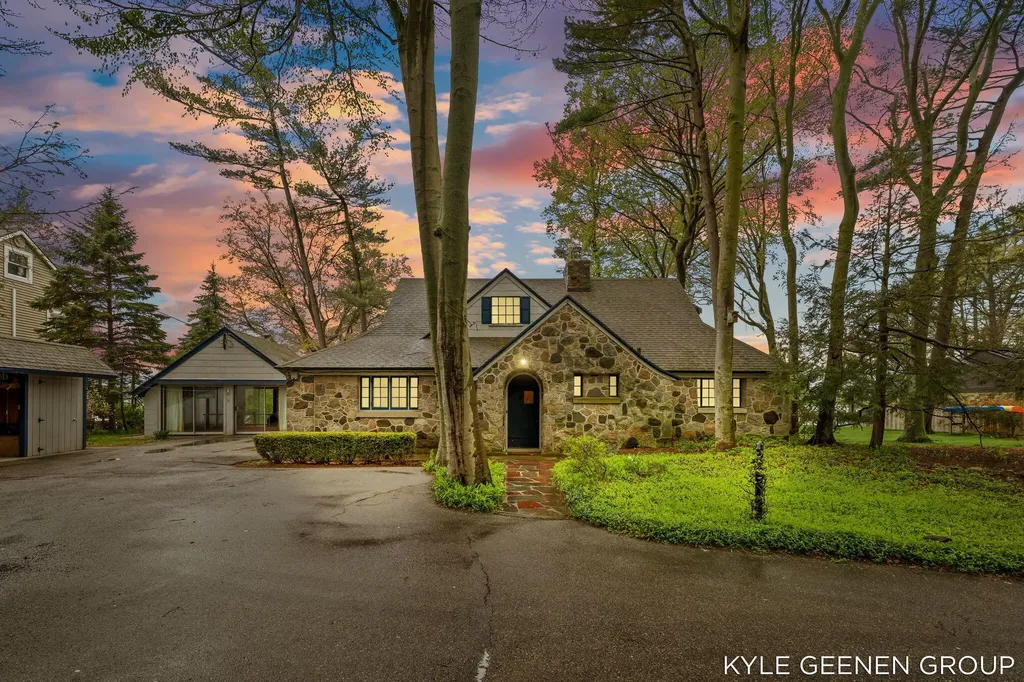 1418 Waukazoo Drive Park Township MI 49424