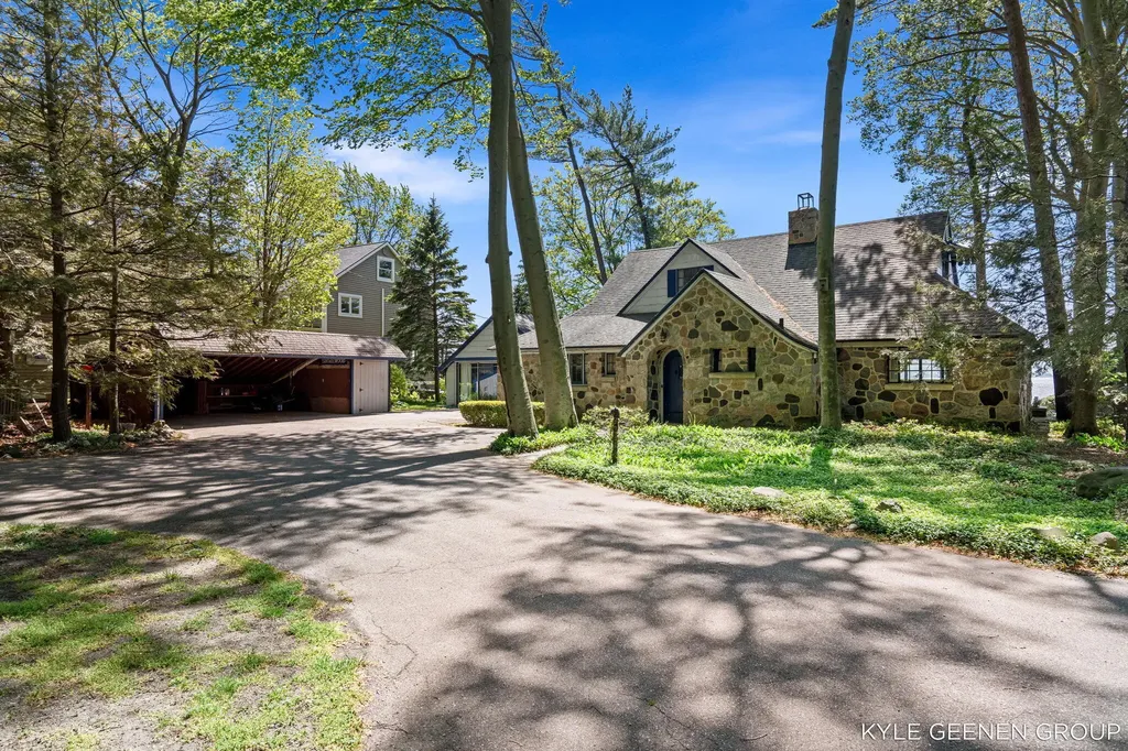 1418 Waukazoo Drive Park Township MI 49424
