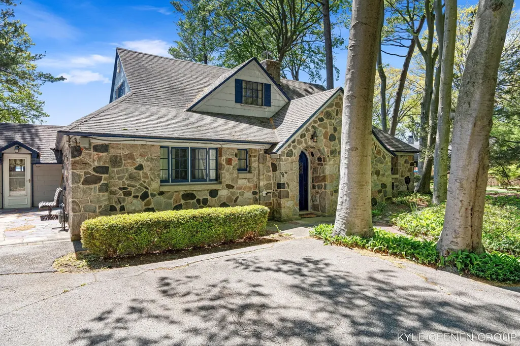 1418 Waukazoo Drive Park Township MI 49424