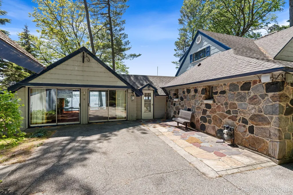 1418 Waukazoo Drive Park Township MI 49424