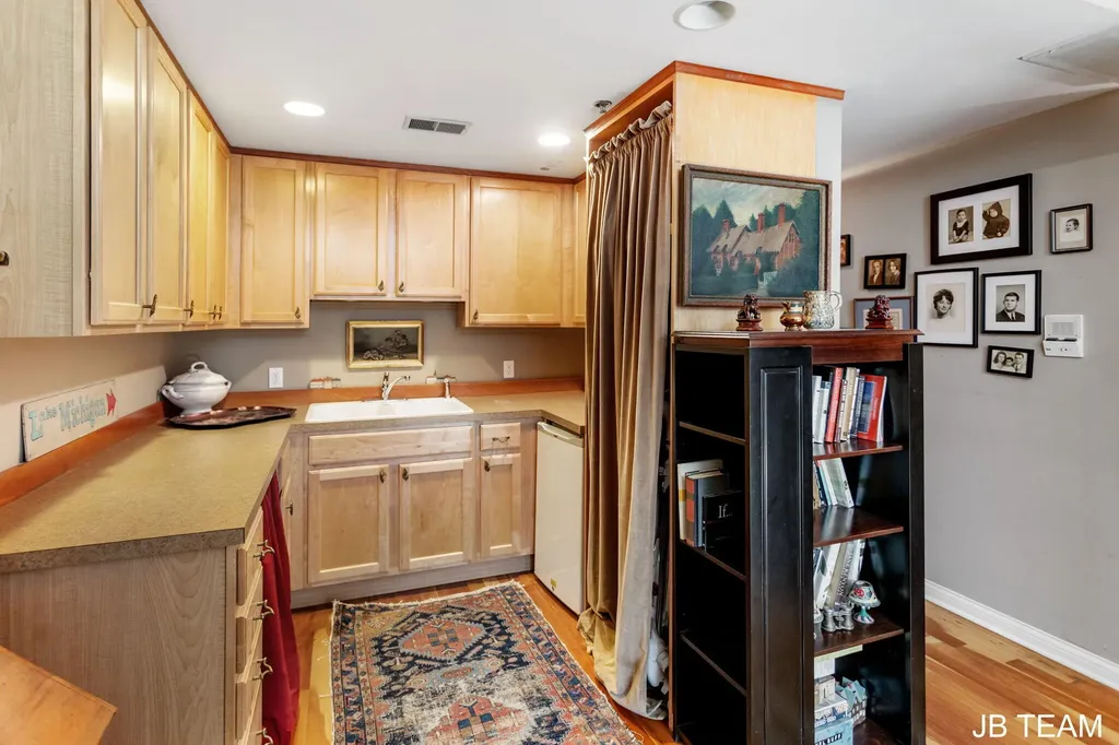 17 W 10th Street Holland City MI 49423