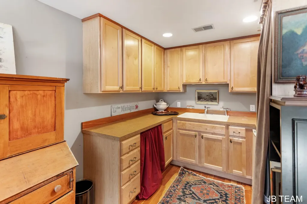 17 W 10th Street Holland City MI 49423