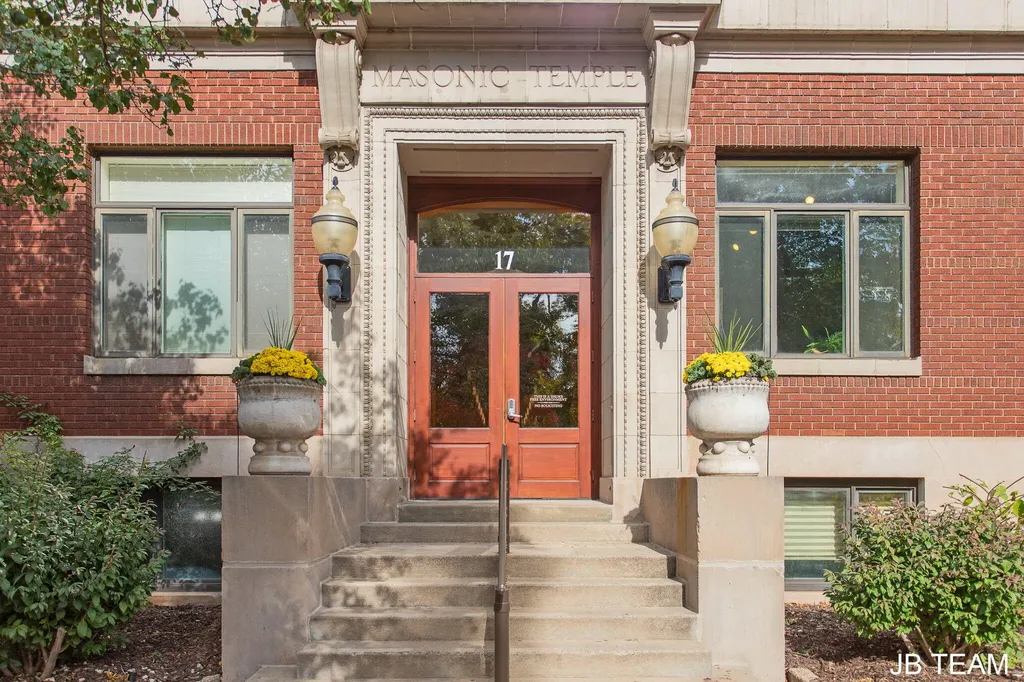 17 W 10th Street Holland City MI 49423