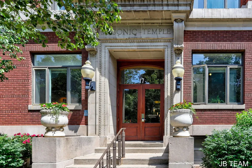 17 W 10th Street Holland City MI 49423