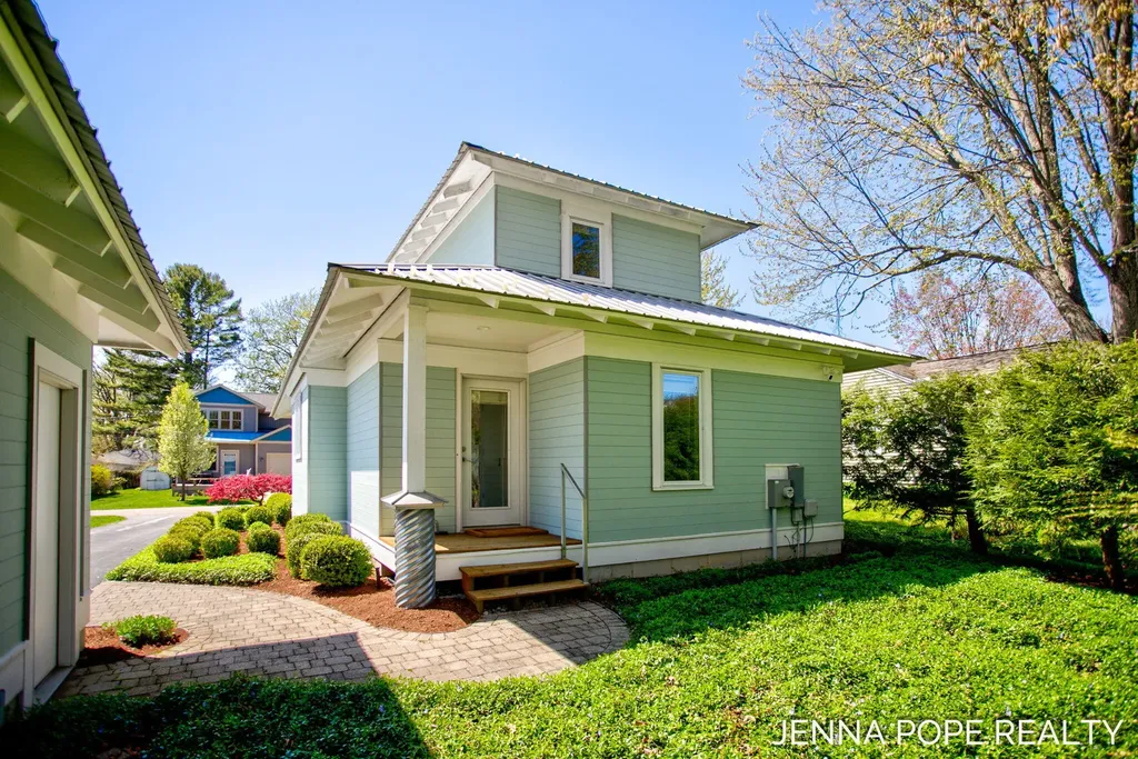 17554 Grand River Avenue Ferrysburg City MI 49456