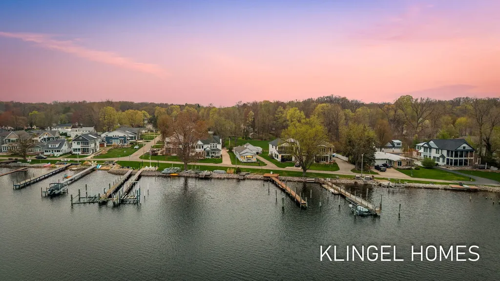 16527 Lakeview Street Ferrysburg City MI 49456