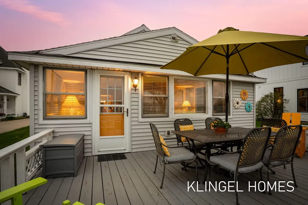 16527 Lakeview Street Ferrysburg City MI 49456