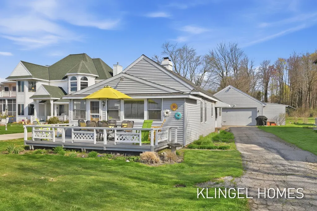 16527 Lakeview Street Ferrysburg City MI 49456