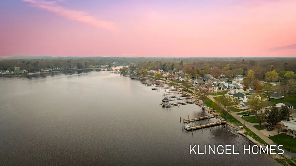 16527 Lakeview Street Ferrysburg City MI 49456