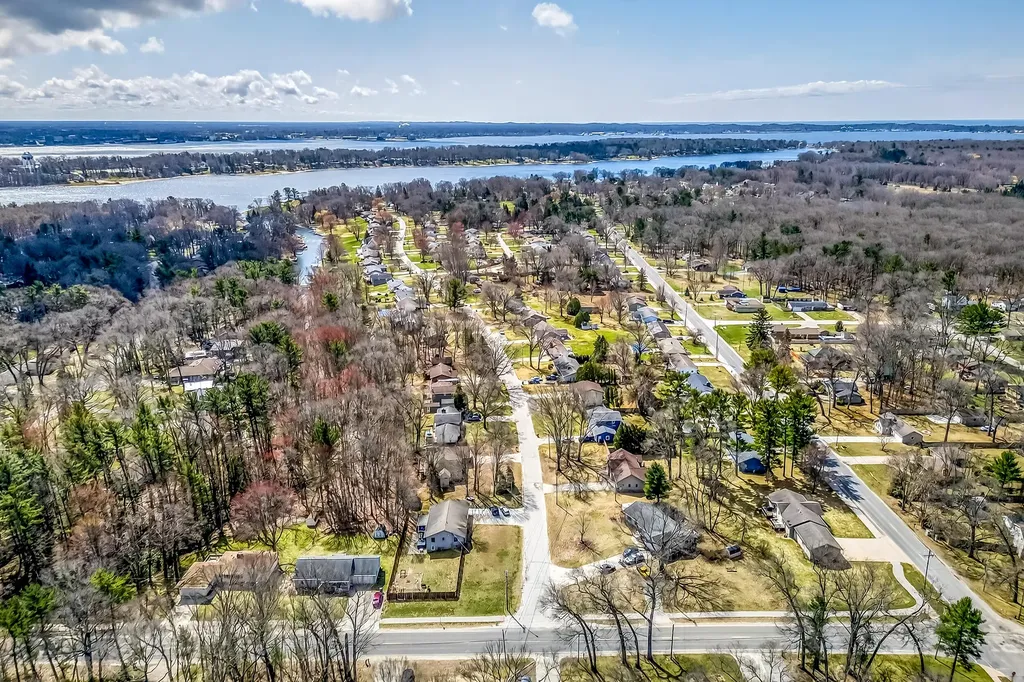 975 Glenwood Avenue Laketon Township MI 49445