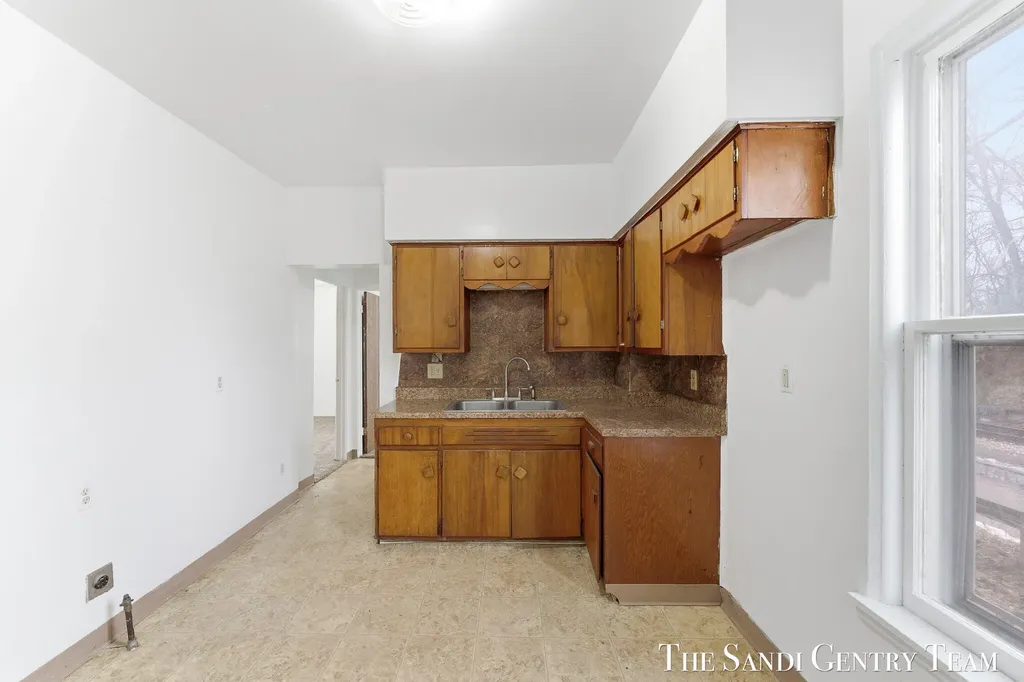810 W Southern Avenue Muskegon City MI 49441