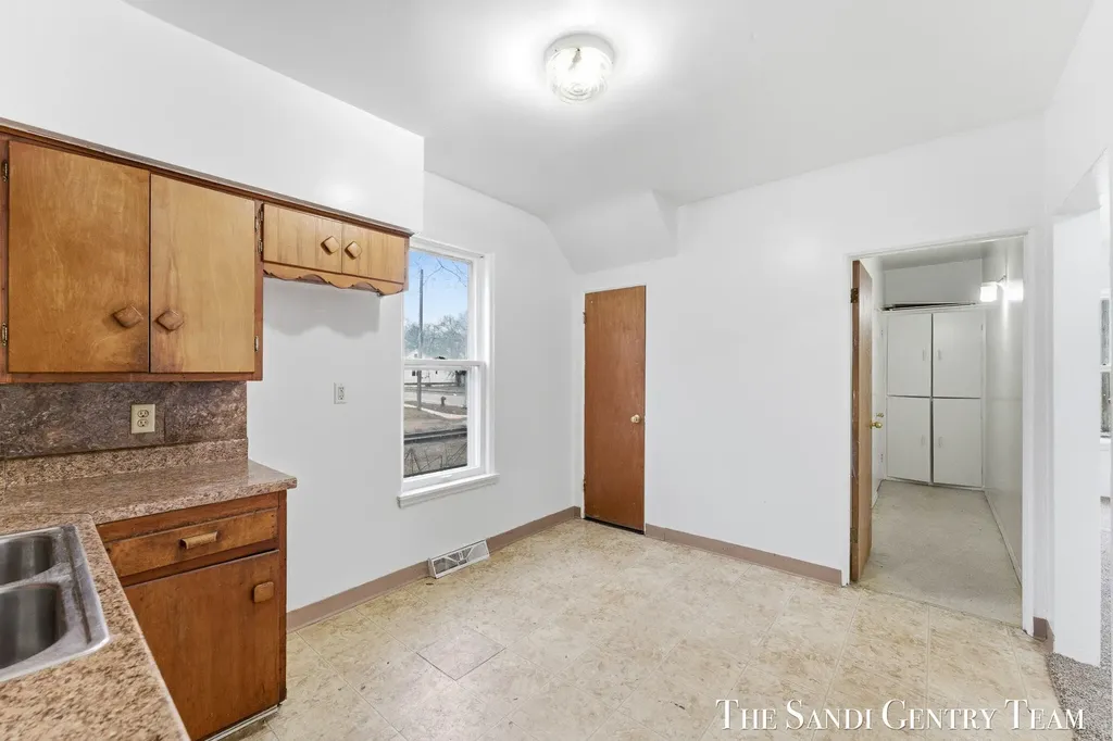 810 W Southern Avenue Muskegon City MI 49441