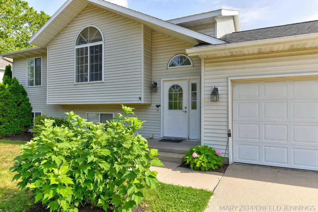 489 Sunmeadow Drive SE Gaines Charter Township MI 49508
