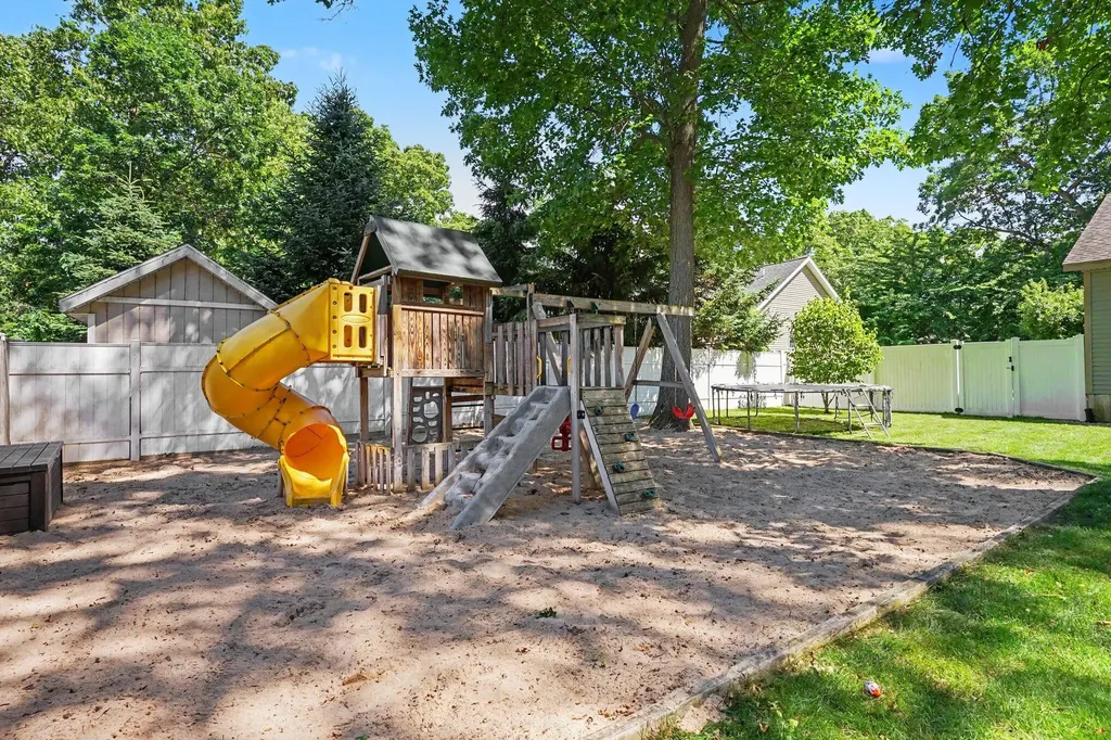 2560 Huron Trail Muskegon Charter Township MI 49445