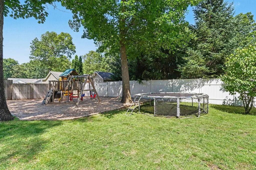 2560 Huron Trail Muskegon Charter Township MI 49445