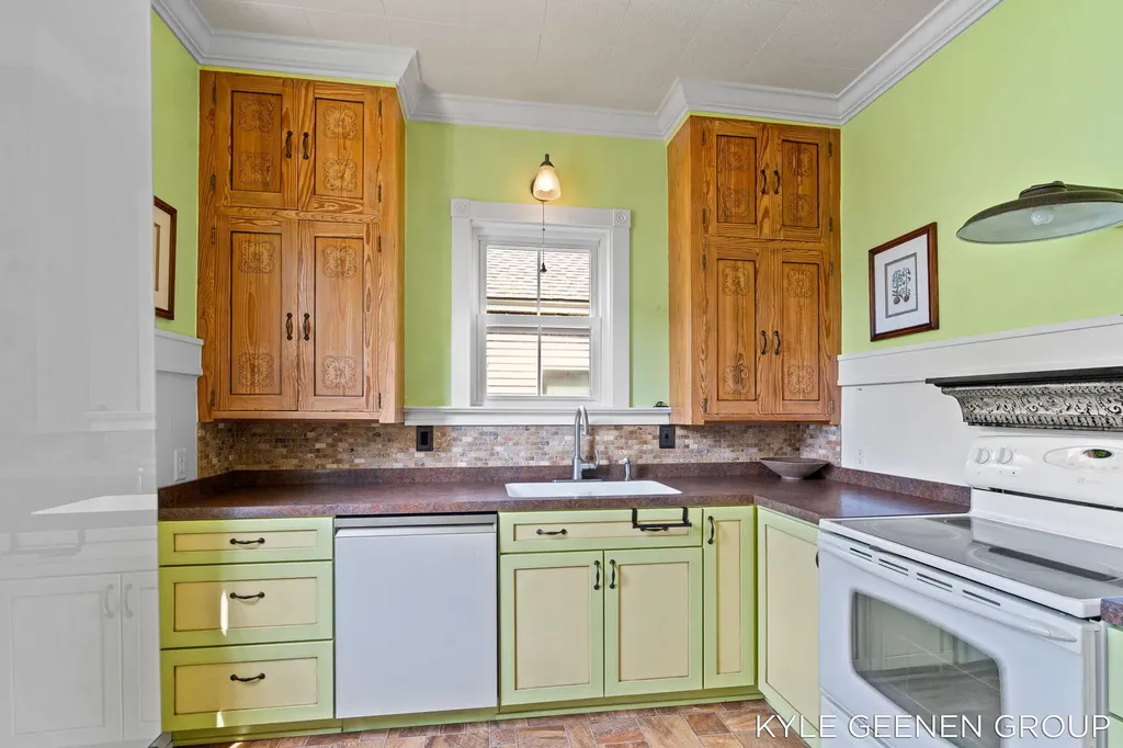 58 E 13th Street Holland City MI 49423