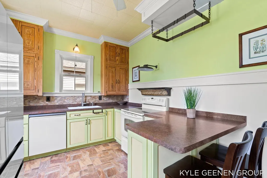 58 E 13th Street Holland City MI 49423