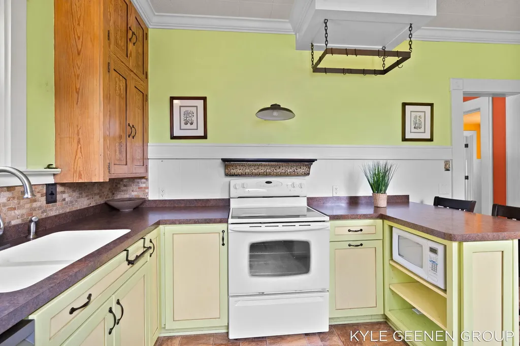 58 E 13th Street Holland City MI 49423