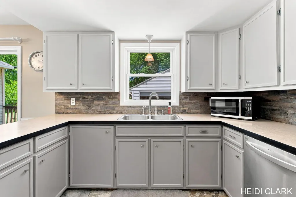 16105 Gary Avenue Grand Haven Charter Township MI 49417
