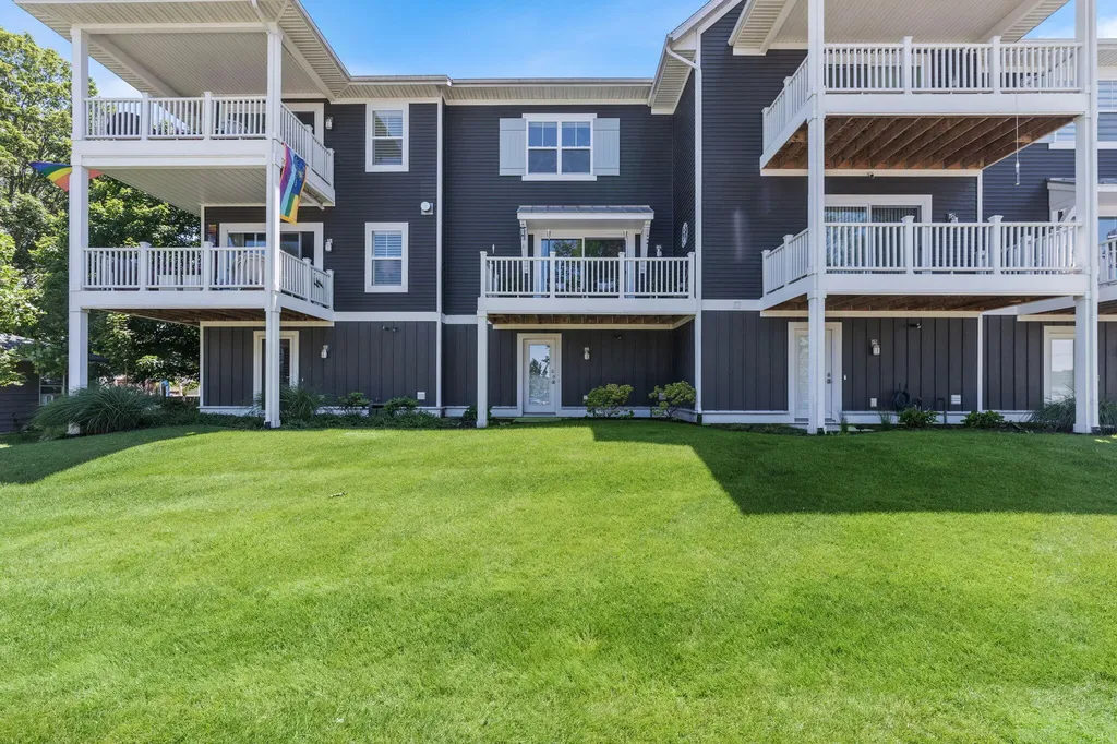 160 Keewatin Way Unknown City MI 49406