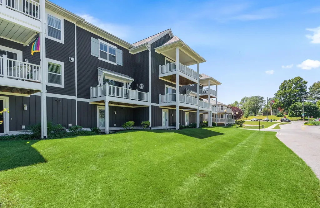 160 Keewatin Way Unknown City MI 49406