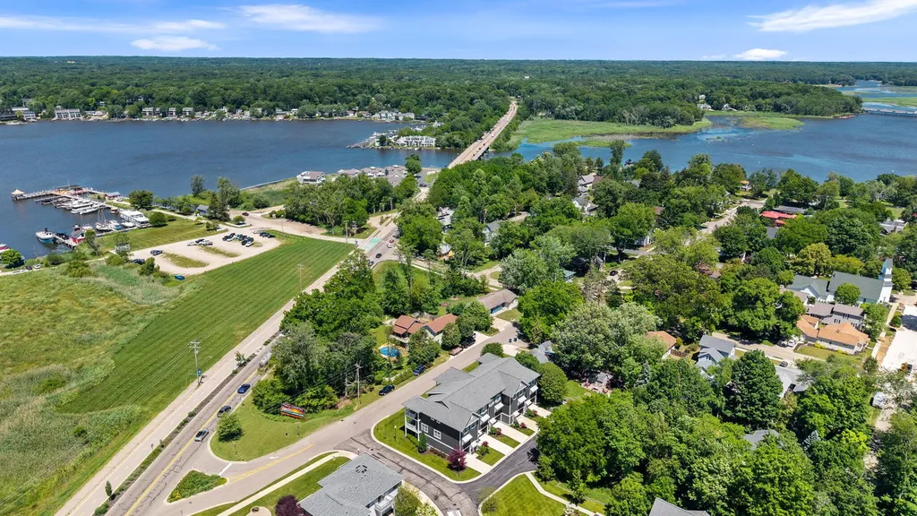 160 Keewatin Way Unknown City MI 49406