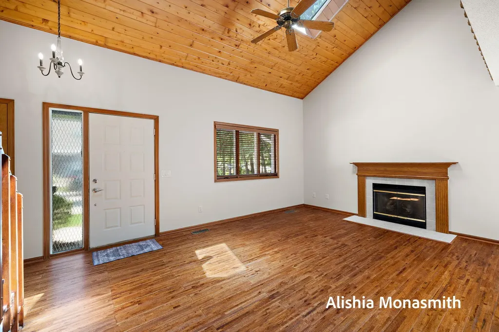 17511 Parkwood Drive Ferrysburg City MI 49456