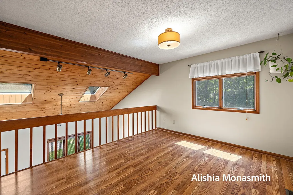 17511 Parkwood Drive Ferrysburg City MI 49456